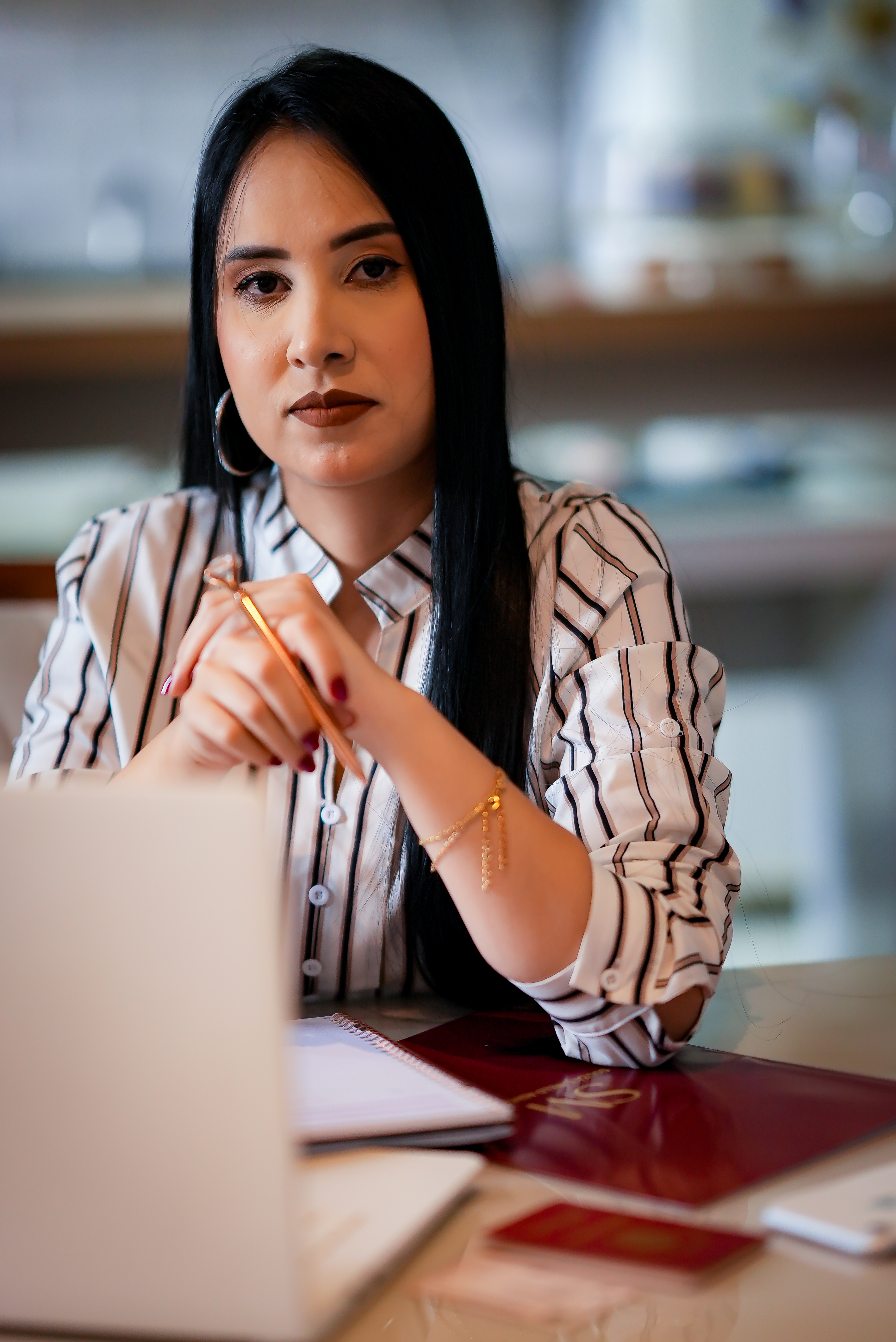 Retrato da Dra. Karina Souza em seu escritório